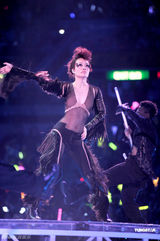 组图：容祖儿香港红馆开唱 与舞伴亲密不尴尬