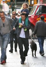 组图：奥兰多背爱子出游 小弗林调皮抠老爸鼻子