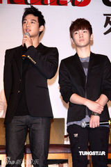 组图：SHINee抵台会粉丝 记者会破冰雕庆功