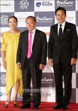 组图：姜秀妍黄色长裙闪耀亮相釜山闭幕红毯