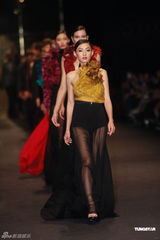 组图：张柏芝专程回港当模特 天桥走秀圆儿时梦