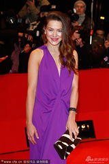 组图：女星汉娜-赫斯普朗紫色长裙抢镜