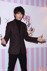 组图：萧敬腾自导MV 烦恼求婚创意盼从简