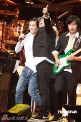 组图：萧敬腾唱《black or white》 向杰克逊致敬