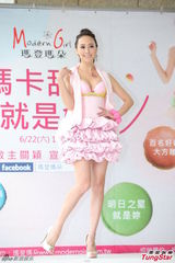 组图：人妻关颖性感挤奶 不怕老公吃醋