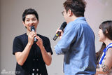 组图：宋仲基入伍前办粉丝会 赵寅成意外登场