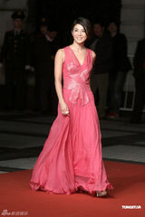 组图：周慧敏白纱裙飘逸现身 小腹扁平力证未怀孕