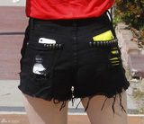 组图：艾玛-罗伯兹街拍红黑装扮秀美腿