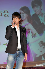 幻灯图：张韶涵携手罗志祥代言 默契合影似情侣