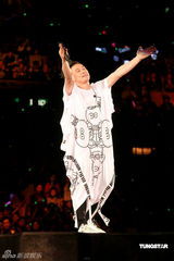 幻灯图：陈奕迅个唱雷人造型不断 否认与妻子离婚