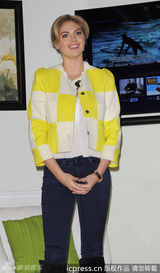 组图：抖奶超模阿普顿亮相 黄色外套明艳动人