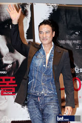 组图：任达华出席《大追捕》韩国新闻发布会