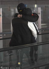 组图：张亮全家现身机场 天天被粉丝吓哭