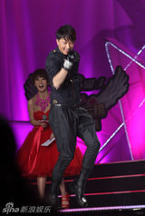 组图：第三届风云新人盛典 韩庚欢快跳“喜洋洋”