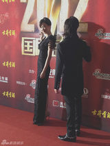 组图：林静亮相国剧盛典 黑色晚礼裙露玉背