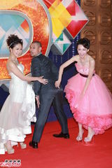 组图：金刚红毯搞笑 龚嘉欣乐瞳可爱礼服亮相