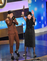 组图：张小燕师徒夺金钟奖最佳主持人奖