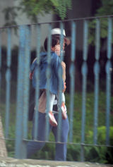 组图：黄渤带妻女马场游玩 2岁爱女曝光