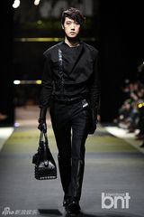 组图：韩星金宇彬郑京浩等献华丽T台秀