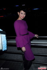 组图：胡杏儿胡定欣与民众跨年 深情献唱