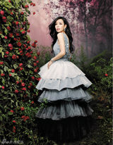 组图：张静初登封面称人淡如菊人素如简