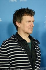 组图：柏林电影节众评委合影 梁朝伟微笑现身