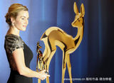温丝莱特获德国Bambi颁奖礼最佳女演员 屈膝捧金鹿