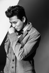 组图：陈晓东冷美男惹火写真玉腿横陈