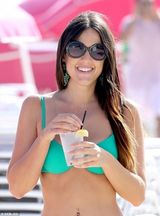 名模克劳迪娅三点摸绿装惹眼 橙丝带护下体(图)