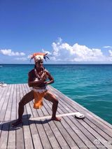 组图：佟丽娅父亲抵达大溪地 董璇夫妻潜水疯玩