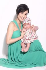 高清图：张庭孕后变超级辣妈 携女儿登杂志封面