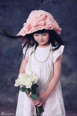 组图：童年小龙女演员超萌生活照 可爱似洋娃娃