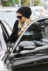 组图：妮可-里奇运动装扮现身条纹机车包别致