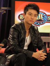 组图：贾乃亮清瘦宣传新剧 收视率王子展幽默