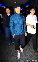 组图：周星驰亮相杭州吐舌卖萌