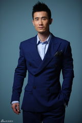 组图：奇道蓝西装写真帅气绅士彰显型男魅力