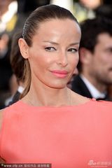 组图：女星卡罗琳娜-帕森斯登红毯粉裙娇俏