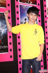 组图：台湾电影联合造势 郭书瑶秀美腿发红包