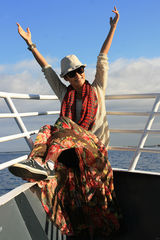 管虎梁静乘快艇赏海豹 享受悠长假期