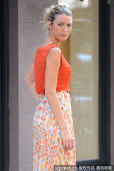 组图：莱弗利碎花裙赶拍《绯闻女孩》 搞怪表情不断