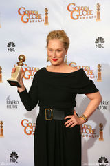 高清组图：梅丽尔-斯特里普获影后 开心展示奖杯