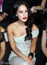 高清组图：梅根-福克斯现身巴黎 看时装秀烈焰红唇