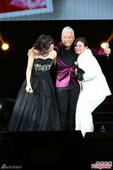 组图：巫启贤睽违九年台湾开唱 感动全场