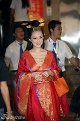 幻灯图：霍思燕穿古装上街引侧目 拎名包眉飞色舞