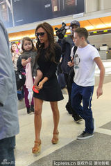 组图：维多利亚携子女现身 七公主险被镜头吓哭