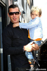 幻灯图：贝克汉姆儿子5岁生日派对 小家伙变奥特曼