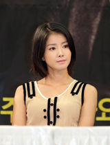 高清图：崔始源宣传新剧《波塞冬》 牵手女星李诗英