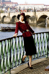 组图：王丽坤复古红衣演绎风情女伶