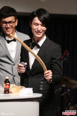 组图：严爵生日趴开唱走音 high到上演湿背秀