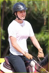 组图：“生活大爆炸”卡蕾-措科交新男友 甜蜜外出打网球